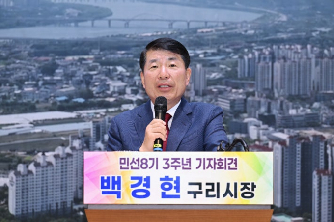 백경현 구리시장이 2일 여성행복센터 대강당에서 열린 민선8기 3주년 기자회견에 앞서 인사말을 하고 있다. /사진제공=구리시