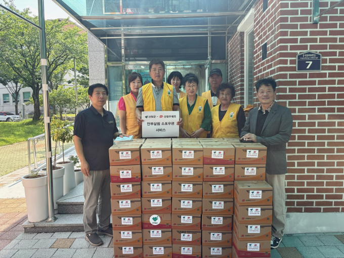 산청군자원봉사협의회 회원 등이 안부살핌 소포우편 전달 전, 기념촬영을 하고 있다./사진=산청군