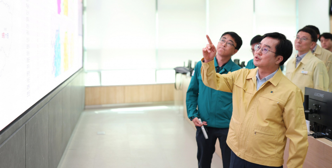지난해 8월 재난상황실을 찾은 김동연 지사가 폭염상황을 살펴보는 모습. /사진제공=경기도