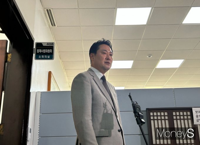 더불어민주당이 추진해온 상법 개정안과 관련해 여야가 쟁점이었던 '3% 룰'을 포함하는 데 합의하고 오는 3일 본회의에서 개정안을 처리하기로 했다. 사진은 국회 법제사법위원회 야당 간사인 장동혁 의원(국민의힘·충남 보령시서천군)이 기자들과 만난 모습,  /사진=김성아 기자