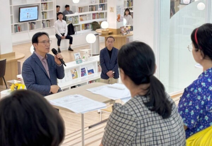 임태희 경기도교육감이 2일 군포 그림책꿈마루에서 인성분야 교육공동체들(교사 학생 학부모)과 인성교육 정책 및우수사례와 관련하여 설명 하고 있다. /사진제공=경기도교육청