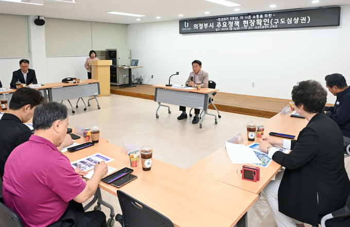 김동근 의정부시장이 행복로 소상공인들과 상권 활성화를 위한 정책 간담회를 개최하고 있다. /사진제공=의정부시