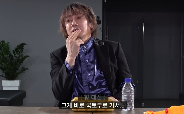 가수 김장훈이 과거 기내 흡연 사건을 언급했다. 사진은 유튜브 채널 '이용진 유튜브'에 출연한 김장훈의 모습. /사진=유튜브 채널 '이용진 유튜브' 캡처