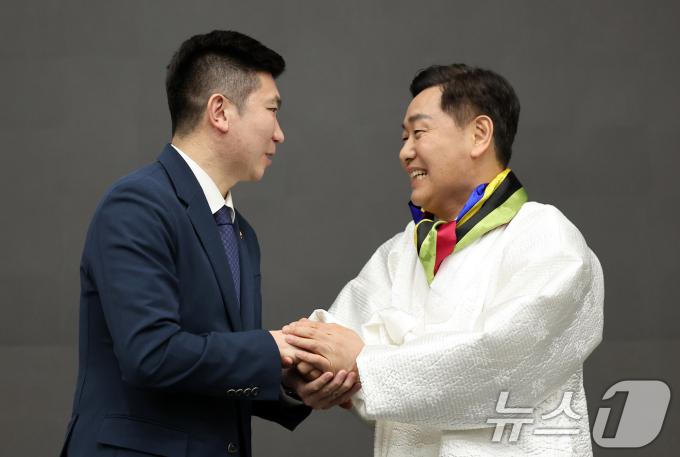 유승민 대한체육회장(오른쪽)과 김관영 전라북도도지사. /뉴스1 ⓒ News1 김성진 기자