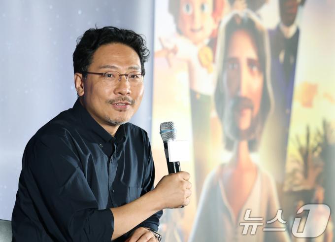 장성호 감독이 2일 오후 서울 용산구 CGV용산아이파크몰에서 열린 애니메이션 '킹 오브 킹스' 언론시사회 및 기자간담회에서 미소를 짓고 있다. '킹 오브 킹스'는 영국의 뛰어난 작가 찰스 디킨스가 막내아들 월터와 함께 2000년 전 가장 위대한 이야기 속으로 떠나는 여행을 그린 글로벌 흥행작 K-애니메이션이다. 2025.7.2/뉴스1 ⓒ News1 권현진 기자