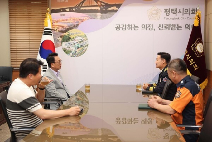 평택시의회 강정구 의장이 2일 시의회 의장실에서 홍의선 송탄소방서장을 접견하고 있다. /사진제공=평택시의회