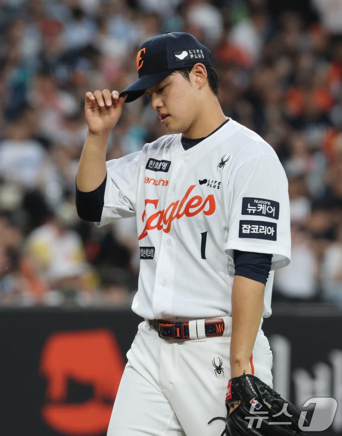 2일 오후 대전한화생명 볼파크에서 열린 프로야구 '2025 신한 SOL뱅크 KBO 리그' 한화 이글스와 NC 다이노스 경기에서 한화 선발 문동주가 실점하자 아쉬워 하고 있다. 2025.7.2/뉴스1 ⓒ News1 김기태 기자