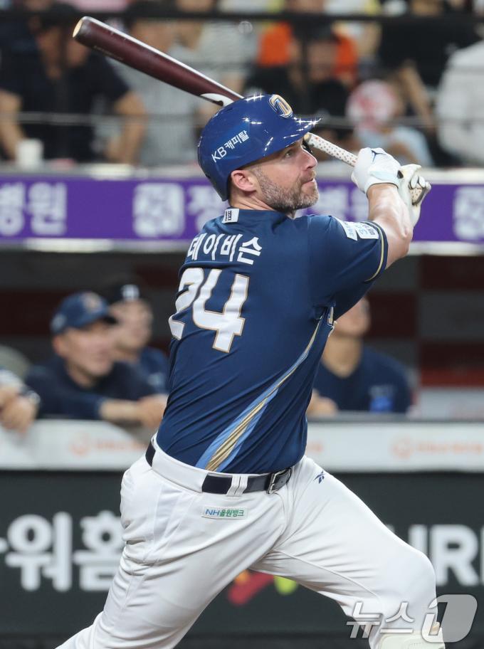 2일 오후 대전한화생명 볼파크에서 열린 프로야구 '2025 신한 SOL뱅크 KBO 리그' 한화 이글스와 NC 다이노스 경기에서 7회초 1사 NC 데이비슨이 솔로홈런을 치고 있다. ⓒ News1 김기태 기자