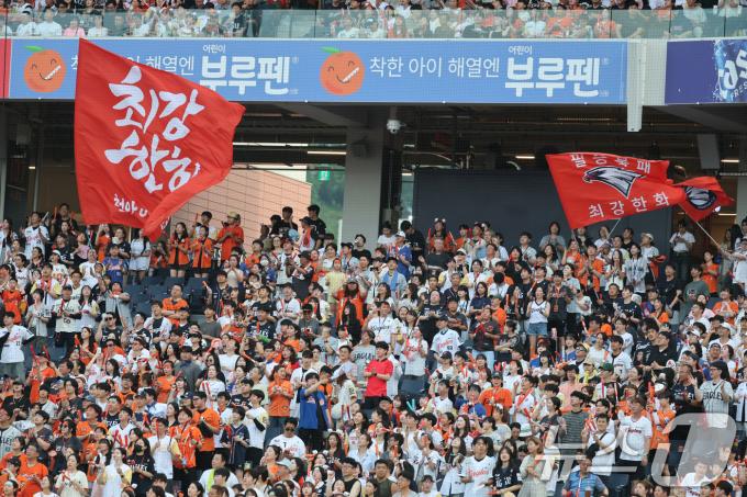 2일 오후 대전한화생명 볼파크에서 열린 프로야구 '2025 신한 SOL뱅크 KBO 리그' 한화 이글스와 NC 다이노스 경기에서 한화팬들이 응원을 하고 있다. 2025.7.2/뉴스1 ⓒ News1 김기태 기자