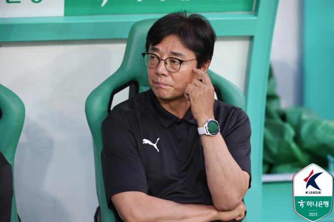 대전하나시티즌을 이끄는 황선홍 감독 (한국프로축구연맹 제공)