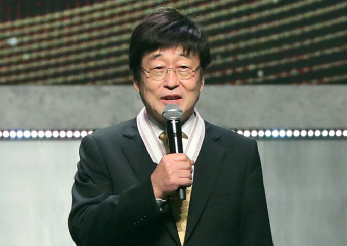 가수 겸 배우 김창완이  과거 심각한 알코올 중독을 앓았다고 고백했다.사진은 지난해 10월 서울 중구 국립극장에서 열린 2024 대한민국 대중문화예술상에서 보관문화훈장을 수훈하고 수상 소감을 말한 가수 김창완. /사진=뉴시스