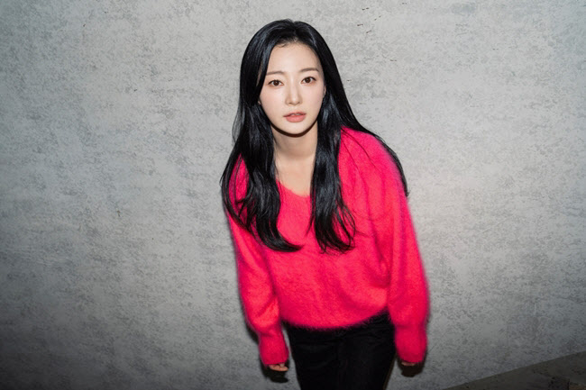 배우 송하윤(본명 김미선·38)이 학폭(학교폭력) 가해 의혹 최초 폭로자인 오 모 씨를 고소하고 나선 가운데, 오 씨가 이에 대한 입장을 밝혔다. /사진=송하윤 전 소속사 킹콩 by 스타쉽 제공