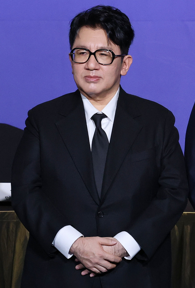 방시혁 하이브 의장이 서울대학교에 기부한 '50억원이 서울대 새 문화관 재건축에 사용되며 3일 기공식을 진행한다. 사진은 지난 2월20일 방시혁 하이브 의장이 서울 여의도 FKI타워에서 열린 한경협 제64회 정기총회·새 CI 공개 행사에 참석해 기념촬영하기 위해 자리에 서 있는모습. /사진=뉴스1