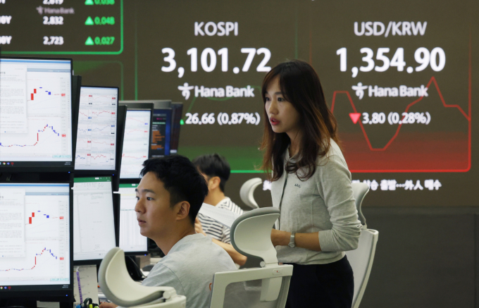 코스피가 장초반 3100선을 다시 넘은 3일 서울 중구 하나은행 딜링룸에서 딜러들이 업무를 보고 있다.   코스피는 전 거래일(3075.06)보다 25.27포인트(0.82%) 상승한 3100.33에, 코스닥 지수는 전 거래일(782.17)보다 3.60포인트(0.46%) 오른 785.77에 거래를 시작했다./사진=뉴시스