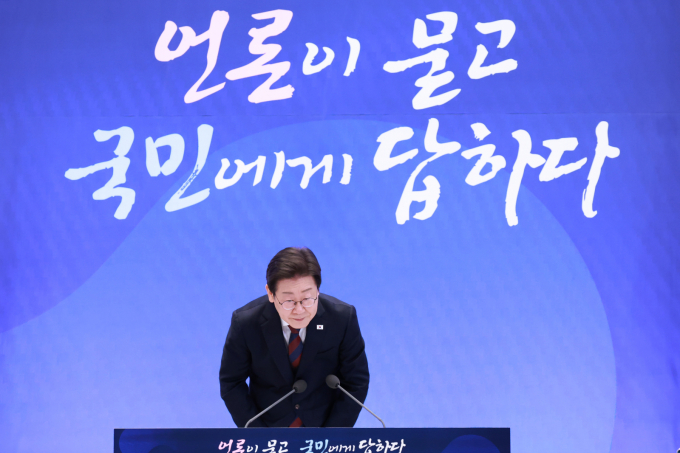 이재명 대통령이 취임 한달을 맞아 3일 서울 종로구 청와대 영빈관에서  '대통령의 30일, 언론이 묻고 국민에게 답하다' 기자회견을 진행했다. 이재명 대통령이 3일 청와대 영빈관에서 열린 '대통령의 30일, 언론이 묻고 국민에게 답하다' 기자회견에서 인사를 하고 있다. /사진=뉴시스(대통령실통신사진기자단) 