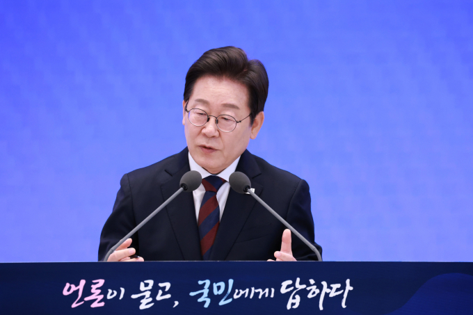 이재명 대통령이 취임 한달을 맞아 3일 서울 종로구 청와대 영빈관에서  '대통령의 30일, 언론이 묻고 국민에게 답하다' 기자회견을 진행했다. 이재명 대통령이 3일 청와대 영빈관에서 열린 '대통령의 30일, 언론이 묻고 국민에게 답하다' 기자회견에서 인사를 하고 있다. /사진=뉴시스(대통령실통신사진기자단) 