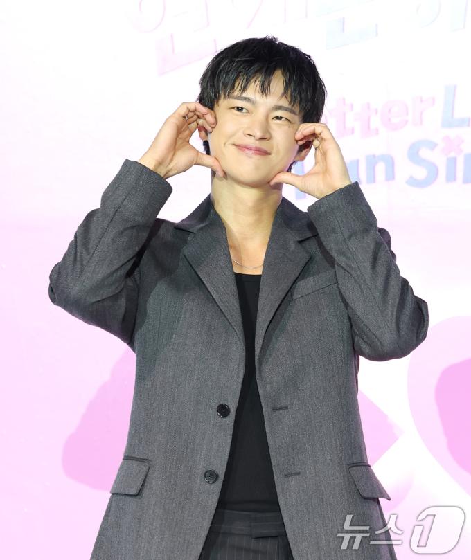 배우 겸 가수 서인국이 3일 오전 서울 용산구 CGV용산아이파크몰에서 열린 넷플릭스 예능 '모태솔로지만 연애는 하고 싶어' 제작발표회에 참석해 포즈를 취하고 있다. '모태솔로지만 연애는 하고 싶어'는 우리도 제발 연애하고 싶다! 연애 초보, 모태솔로 성인 남녀들의 좌충우돌 설렘 가득한 첫 연애 이야기다. 2025.7.3/뉴스1 ⓒ News1 권현진 기자