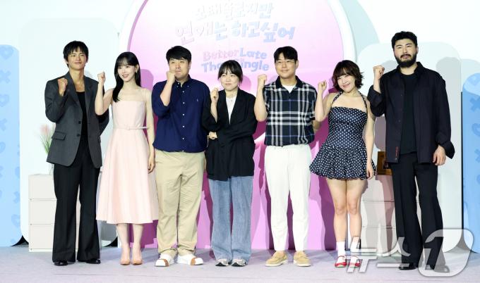 서인국(왼쪽부터)과 강한나, 조욱형 PD, 김노은 PD, 원승재 PD, 이은지, 카더가든이 3일 오전 서울 용산구 CGV용산아이파크몰에서 열린 넷플릭스 예능 '모태솔로지만 연애는 하고 싶어' 제작발표회에 참석해 포즈를 취하고 있다. '모태솔로지만 연애는 하고 싶어'는 우리도 제발 연애하고 싶다! 연애 초보, 모태솔로 성인 남녀들의 좌충우돌 설렘 가득한 첫 연애 이야기다. 2025.7.3/뉴스1 ⓒ News1 권현진 기자