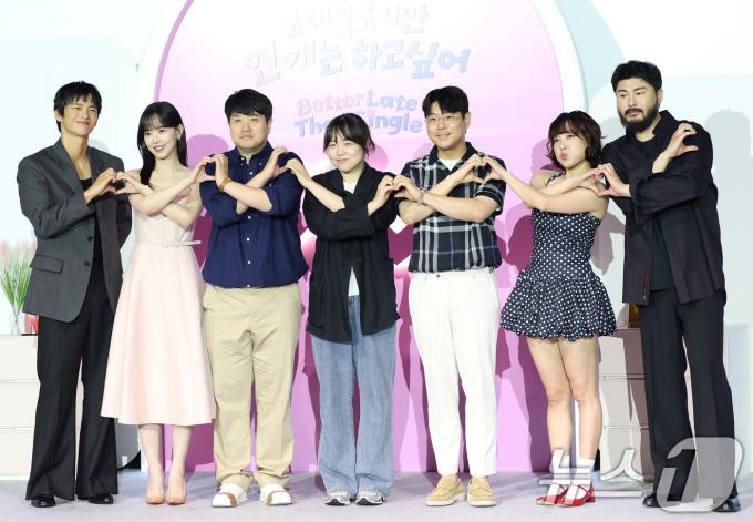 서인국(왼쪽부터)과 강한나, 조욱형 PD, 김노은 PD, 원승재 PD, 이은지, 카더가든이 3일 오전 서울 용산구 CGV용산아이파크몰에서 열린 넷플릭스 예능 '모태솔로지만 연애는 하고 싶어' 제작발표회에 참석해 포즈를 취하고 있다. '모태솔로지만 연애는 하고 싶어'는 우리도 제발 연애하고 싶다! 연애 초보, 모태솔로 성인 남녀들의 좌충우돌 설렘 가득한 첫 연애 이야기다. 2025.7.3/뉴스1 ⓒ News1 권현진 기자