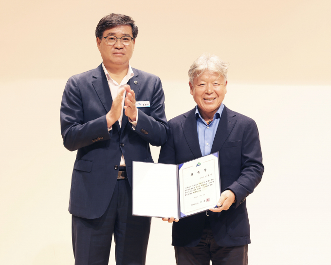 진병영 함양군수(왼쪽)가 3일 엄홍길 대장에게 '오르G0함양' 홍보대사로 위촉한 뒤 기념촬영을 하고 있다. /사진=함양군