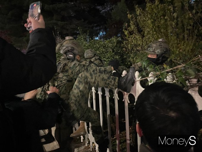 계엄 시 군경의 국회 출입을 제한하는 계엄법 개정안이 3일 국회 법제사법위원회를 통과했다. 사진은 지난해 12월 비상계엄 당시 국회로 들어가려던 군인을 막는 시민들. /사진=유찬우 기자