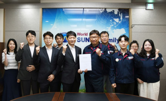 안병진 세정아이앤씨 이사(왼쪽 다섯 번째)와 안정빈 SB선보㈜ 팀장 등이 협약을 마치고 단체기념촬영을 하고 있다./사진=세정