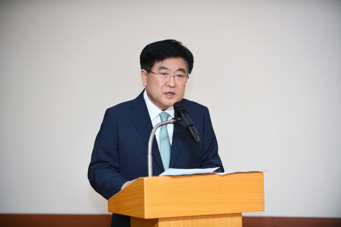 권오갑 HD현대 회장이 3일 주요 계열사 사장단 전체 회의에서 합심해 위기를 극복해야한다고 주문했다. /사진=HD현대