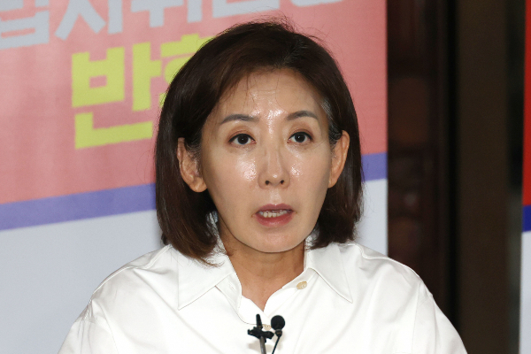 국회에서 농성을 이어가고 있는 나경원 국민의힘 의원이 김민석 국무총리 인준안이 통과되면 다른 방법으로 저항할 것을 예고했다. 사진은 나경원 국민의힘 의원이 서울 여의도 국회 로텐더홀에서 기자회견을 하는 모습. /사진=뉴스1