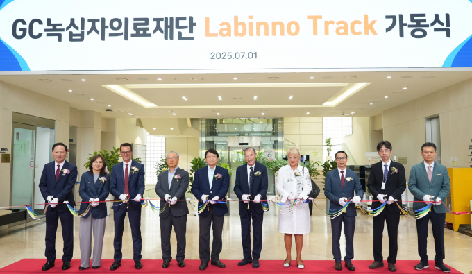 GC녹십자의료재단이 경기 용인에 혈액검사 전자동 검사실(TLA) 시스템을 도입했다. 사진은 허일섭 GC(녹십자홀딩스) 회장(왼쪽에서 다섯 번째), 지안 안드레아 페드라치니 인펙코 회장(왼쪽에서 여섯 번째), 킷 탕 로슈 코리아 대표(오른쪽에서 세번째), 이상곤 GC녹십자의료재단 대표원장(오른쪽에서 두번째)이 가동식에서 리본 컷팅하는 모습. /사진=GC녹십자의료재단