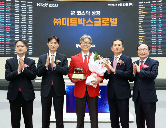 올해 연초 상장하자마자 급락했던 미트박스 주가가 대선 이후 상승장을 타고 고개 든다. 사진은 지난 1월 미트박스 코스닥 상장 기념식에서 상장 기념패를 받은 김기봉 대표이사./사진=뉴스1