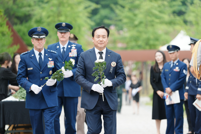 이권재 오산시장(가운데)이 3일 오전 죽미령 평화공원에서 '제75주년 유엔군 초전기념 및 미 스미스부대 전몰장병 추도식'에 참석해 국화를 헌화하고 있다. /사진제공=오산시