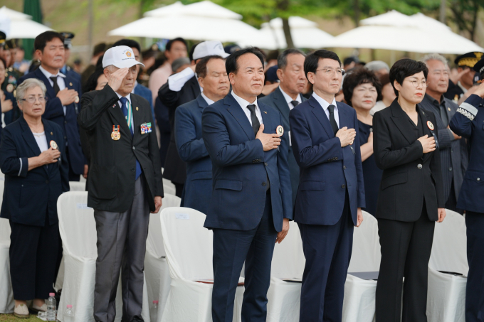  3일 오전 죽미령 평화공원에서 이권재 오산시장(앞줄 오른쪽으로부터 세번째)과 김성중 경기도 행정1부지사(앞줄 오른쪽서 두번째), 이향숙 경기남부보훈지청장(앞줄 오른쪽 첫번째) 등 정·관계 인사와 김형수 공군 작전사령관,  데이비드 R. 아이버슨(David R. Iverson) 미7공군 사령관, 윌리엄 F. 윌커슨(William F. Wilkerson) 미8군 지원부사령관 등 한미 양국 주요 군 지휘관들이 참석한 가운데 '유엔군 초전기념 및 미 스미스부대 전몰장병 추도식'을 엄숙히 거행됐다. /사진제공=오산시