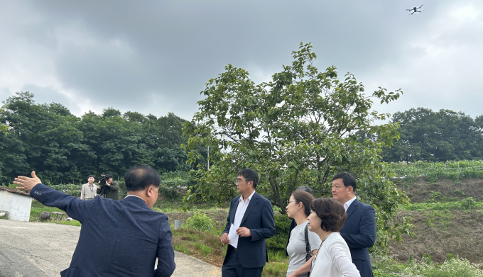 경기도 지적재조사위원회 위원들이 화성시 수촌1지구 지적재조사 사업 현장을 살펴보고 있는 모습. /사진제공=경기도
