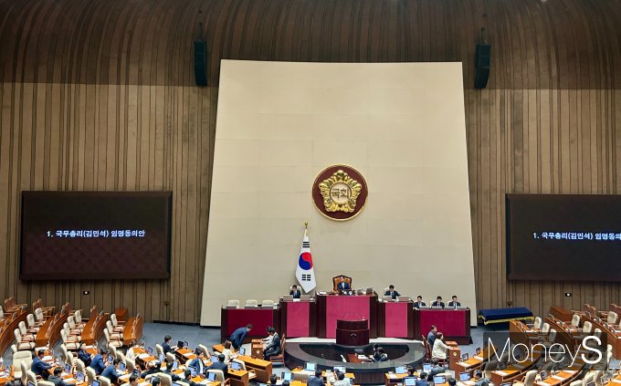 김민석 국무총리 후보자에 대한 임명동의안이 더불어민주당 주도로 국회 본회의를 통과했다.사진은 김민석 국무총리 후보자에 대한 임명동의안 관련 투표가 이뤄지고 있는 3일 국회 본회의장의 모습.  /사긴=김성아 기자