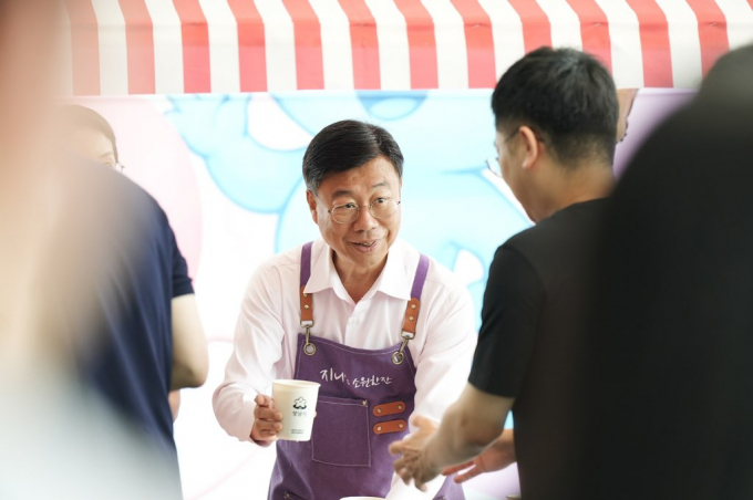 신상진 성남시장이 3일 시청 1층 누리홀에서 열린 취임 3주년 기념 직원 응원카페 '지니's 소원한잔'에서 직원들에게 커피를 건네고 있다. /사진제공=성남시