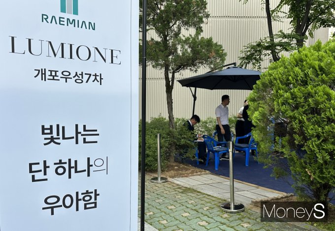 개포우성7차 단지 내 마련된 삼성물산 홍보부스 모습. /사진=장동규 기자