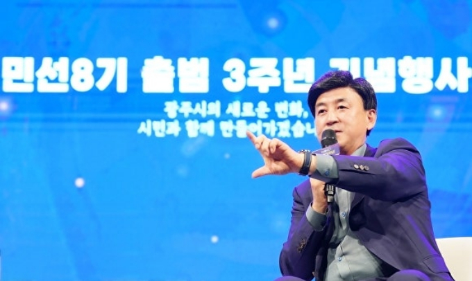 방세환 시장이 지난 2일 민선 8기 출범 3주년을 맞아 광주시 문화예술의전당 남한산성홀에서 열린 기념 행사에서 시민 질문에 답변을 하고 있다. /사진제공=광주시