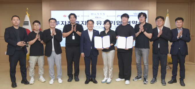 강기정 광주광역시장이(왼쪽 다섯번째) 3일 오전 시청 비즈니스룸에서 오아시스스튜디오, 루이웍스미디어와 투자진흥지구 유치기업 업무협약을 체결한 뒤 기념촬영을 하고 있다./사진=광주시 
