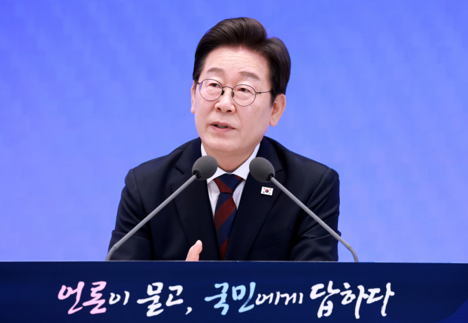  이재명 대통령은 3일 부동산 정책에 대해 "수요 억제책은 아직 많이 남아 있다"면서 "공급도 속도를 내면 걱정할 상황이 벌어지지 않을 것"이라고 말했다. 사진은 이 대통령이 이날 청와대 영빈관에서 열린 '대통령의 30일, 언론이 묻고 국민에게 답하다' 기자회견에서 기자들의 질문에 답변하는 모습. /사진=대통령실통신사진기자단