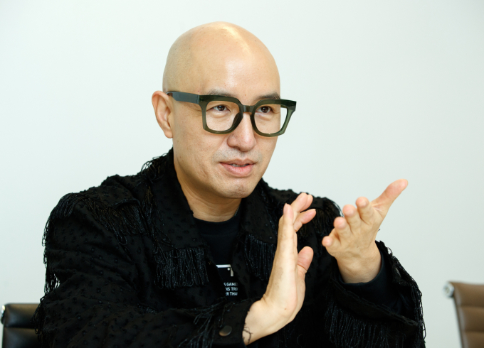 방송인 홍석천이 그룹 코요태 신지의 예비신랑인 가수 문원과 관련해 의미심장한 반응을 보였다. 사진은 지난 2022년 머니투데이와 인터뷰에 나선 방송인 홍석천. /사진=머니투데이