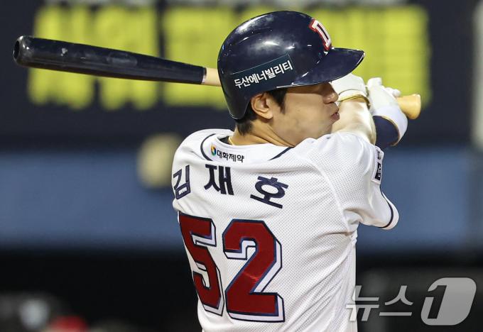 24일 오후 서울 송파구 잠실야구장에서 열린 프로야구 '2024 신한 SOL 뱅크 KBO리그' NC 다이노스와 두산 베어스의 경기, 8회말 2사 2루 상황에서 두산 김재호가 1타점 적시타를 치고 있다. 2024.9.24/뉴스1 ⓒ News1 김도우 기자