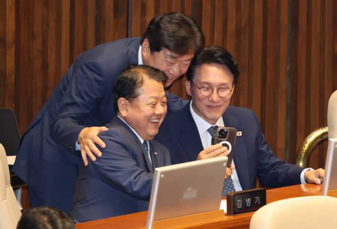 임명동의안이 통과되면서 김민석 총리는 이재명 정부 초대 내각을 이끄는 첫 국무총리에 공식 취임하게 됐다. 사진은 김민석(오른쪽) 국무총리 후보자가 3일 서울 여의도 국회에서 열린 제426회 국회(임시회) 제4차 본회의에서 김병주 더불어민주당 의원의 SNS 방송을 하고 있는 모습. /사진=뉴시스