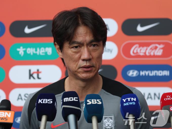 3일 오후 경기 성남시 중원구 성남종합운동장에서 열린 2025 동아시아축구연맹(EAFF) E1 챔피언십(동아시안컵) 대한민국 축구 국가대표팀 홍명보 감독이 훈련 전 인터뷰를 하고 있다. 한국 남녀국가대표팀이 참가하는 EAFF E1 챔피언십은 오는 7월 7일부터 16일까지 경기도 3개 도시(용인, 수원, 화성)에서 개최된다. 2025.7.3/뉴스1 ⓒ News1 김영운 기자