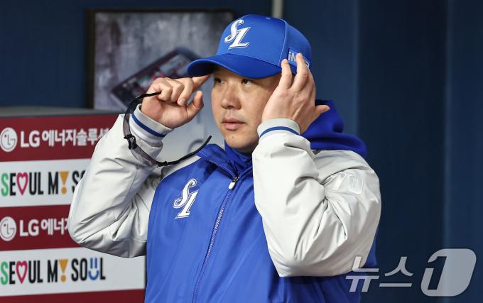 15일 서울 송파구 잠실야구장에서 열린 프로야구 '2025 신한 SOL 뱅크 KBO리그' 삼성 라이온즈와 LG 트윈스의 경기, 삼성 박진만 감독이 경기를 지켜보고 있다. 2025.4.15/뉴스1 ⓒ News1 김도우 기자