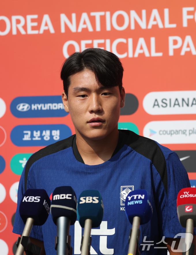 3일 오후 경기 성남시 중원구 성남종합운동장에서 열린 2025 동아시아축구연맹(EAFF) E1 챔피언십(동아시안컵) 대한민국 축구 국가대표팀 이호재가 훈련 전 인터뷰를 하고 있다. 한국 남녀국가대표팀이 참가하는 EAFF E1 챔피언십은 오는 7월 7일부터 16일까지 경기도 3개 도시(용인, 수원, 화성)에서 개최된다. 2025.7.3/뉴스1 ⓒ News1 김영운 기자