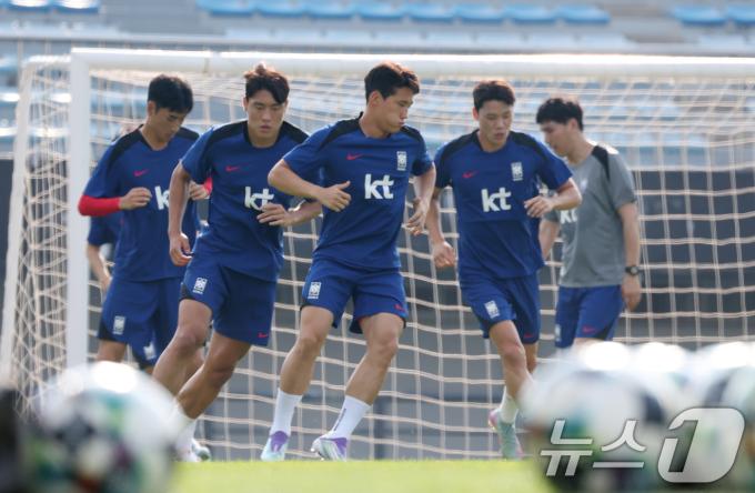 3일 오후 경기 성남시 중원구 성남종합운동장에서 열린 2025 동아시아축구연맹(EAFF) E1 챔피언십(동아시안컵) 대한민국 축구 국가대표팀 훈련에서 선수들이 훈련을 하고 있다. 한국 남녀국가대표팀이 참가하는 EAFF E1 챔피언십은 오는 7월 7일부터 16일까지 경기도 3개 도시(용인, 수원, 화성)에서 개최된다. 2025.7.3/뉴스1 ⓒ News1 김영운 기자