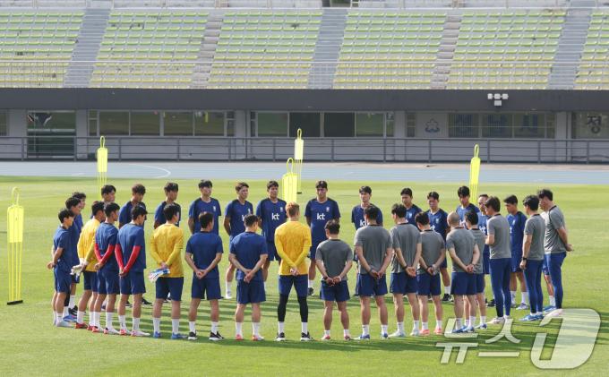 2025 동아시아축구연맹(EAFF) E1 챔피언십(동아시안컵)에 나서는 대한민국 축구 국가대표팀 선수들이 3일 오후 경기 성남시 중원구 성남종합운동장에서 훈련에 앞서 모여 홍명보 감독의 훈련 지시를 듣고 있다. 한국 남녀국가대표팀이 참가하는 EAFF E1 챔피언십은 오는 7월 7일부터 16일까지 경기도 3개 도시(용인, 수원, 화성)에서 개최된다. 2025.7.3/뉴스1 ⓒ News1 김영운 기자