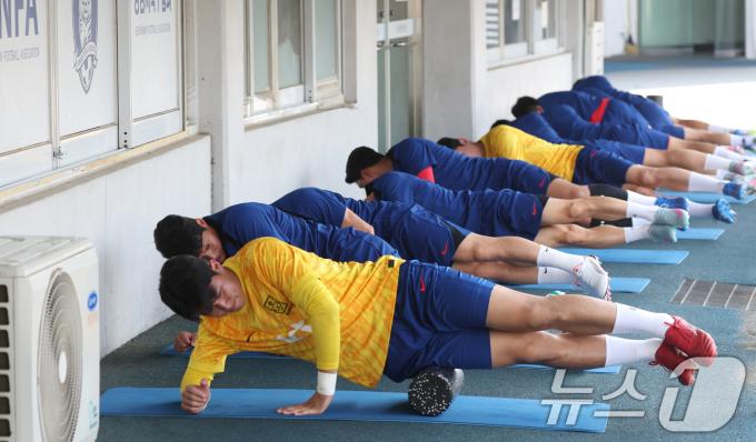 2025 동아시아축구연맹(EAFF) E1 챔피언십(동아시안컵)에 나서는 대한민국 축구 국가대표팀 선수들이 3일 오후 경기 성남시 중원구 성남종합운동장에서 훈련을 하고 있다. 한국 남녀국가대표팀이 참가하는 EAFF E1 챔피언십은 오는 7월 7일부터 16일까지 경기도 3개 도시(용인, 수원, 화성)에서 개최된다. 2025.7.3/뉴스1 ⓒ News1 김영운 기자