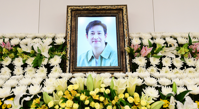 배우 고 이선균씨를 협박해 3억원을 뜯은 혐의로 구속된 유흥업소 실장이 최근 보석으로 풀려났다. 사진은 지난 2023년 12월 서울 종로구 서울대학교병원 장례식장에 마련된 이선균 빈소. /사진=스타뉴스(사진공동취재단)