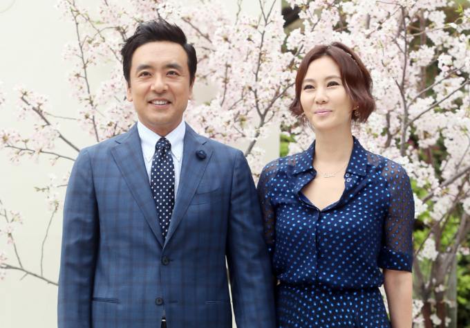  배우 김남주가 남편 김승우와의 이혼설을 해명했다. 사진은 2014년 4월 서울 장충동 신라호텔에서 열린 배우 오지호의 결혼식을 축하하기 위해 참석한 배우 김승우 김남주 부부. /사진=뉴스1